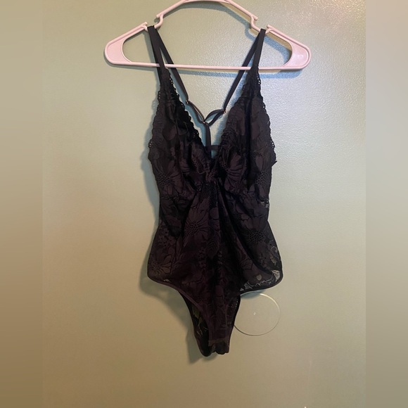 Elegant Black Lace Bodysuit - Picture 1 of 3